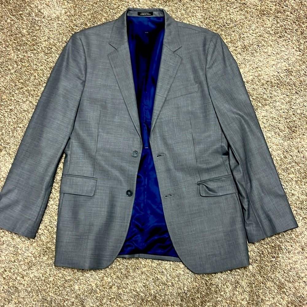 Men’s Express Suit Coat size R38. Excellent condition. Non smoking home.